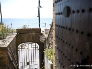 10-DSC_5695 Entrance gate and steps to Sundial House in Lyme Regis